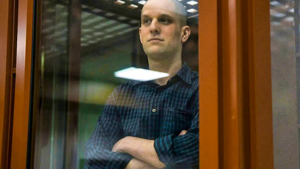 Evan Gershkovich, journalist from the USA, in a glass cage in a courtroom in Yekaterinburg. Photo: AP/dpa