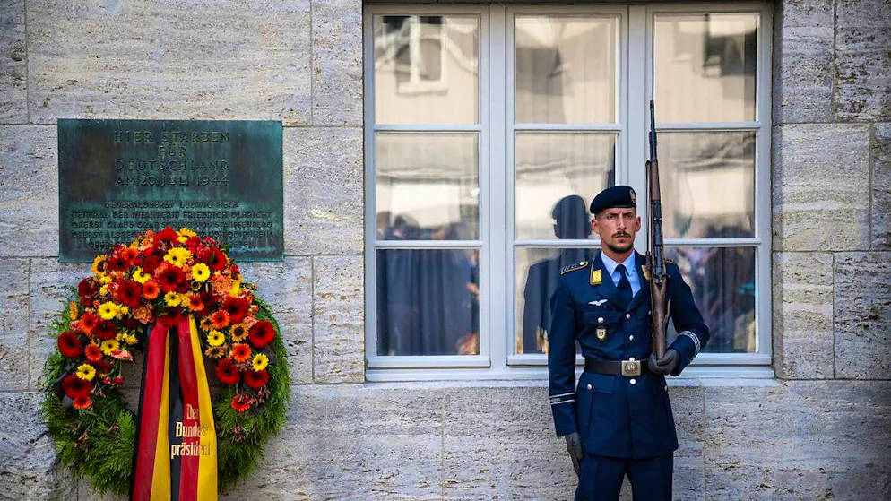 A soldier stands next to a memorial wreath during the commemorative event in the Bendlerblock. 80 years ago, the group led by Claus von Stauffenberg attempted to overthrow the National Socialist regime by assassinating Hitler. Photo: Hannes P. Albert/dpa