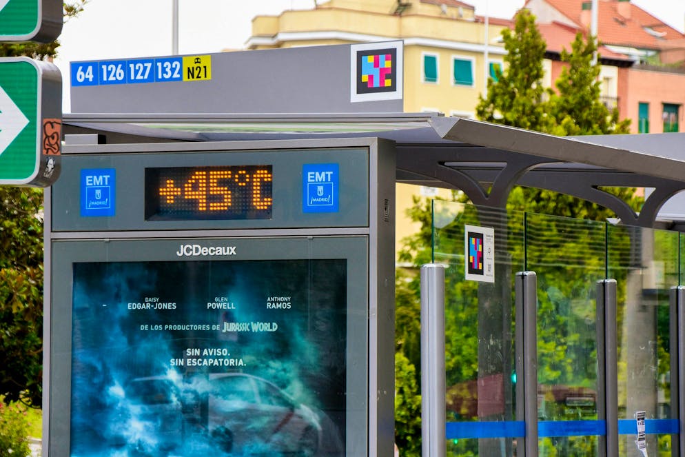 Oppressive heat at a bus stop in Madrid: in many places from Spain to Greece, temperatures are exceeding the 40 degree mark.