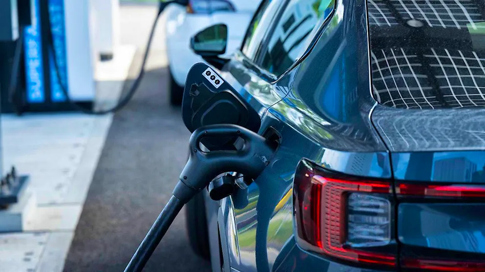 More and more cars with an electric motor are on Swiss roads. Hybrid vehicles that also have a combustion engine are particularly popular.(symbolic image)