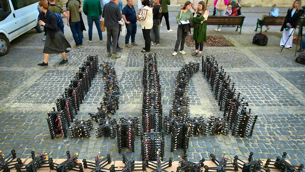 ARCHIVE - Over 800 FPV drones in the shape of the Ukrainian coat of arms, the trident, can be seen in the center of Lviv in western Ukraine. Photo: Mykola Tys/AP/dpa
