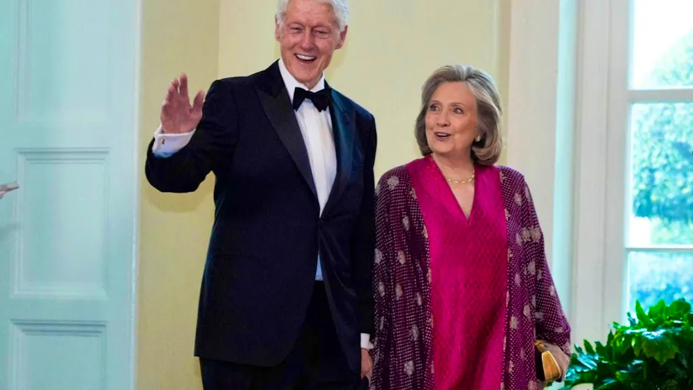 ARCHIVE - Former President Bill Clinton and former Secretary of State Hillary Rodham Clinton arrive in the Booksellers area of the White House for the state dinner. Photo: Jacquelyn Martin/AP/dpa