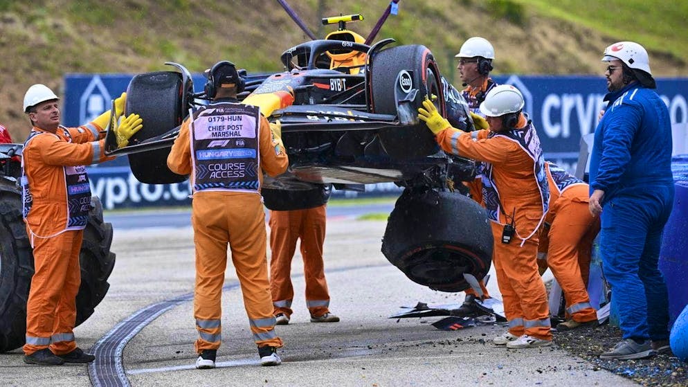 Sergio Pérez's car has to be taken away during qualifying on Saturday.