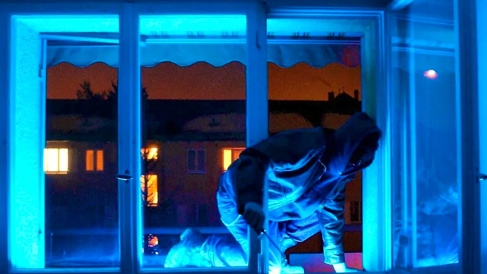 In both cases, the strangers broke into the house through a broken window. (staged scene - symbolic image)