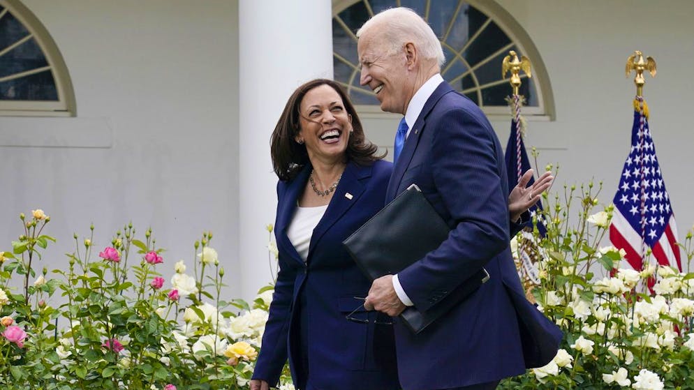 US-Präsident Joe Biden (r.) mit Vizepräsidentin Kamala Harris im Rosengarten des Weissen Hauses. (Archivbild)