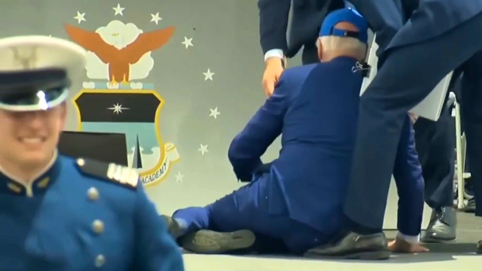 Stürze und Versprecher. Der gefallene Präsident – 5 Videos, die Bidens Amtszeit auch zusammenfassen