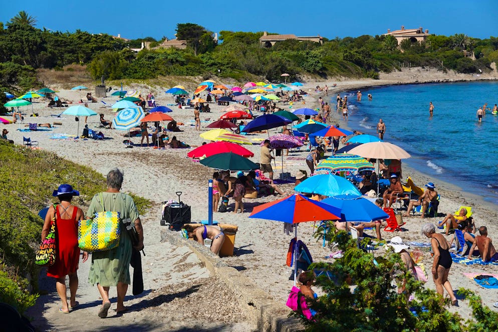 Beaches in Europe: rush at the start of the vacations. Italy's beaches are also always busy. Here, sun-seekers on the beach in Calasetta in mid-July.