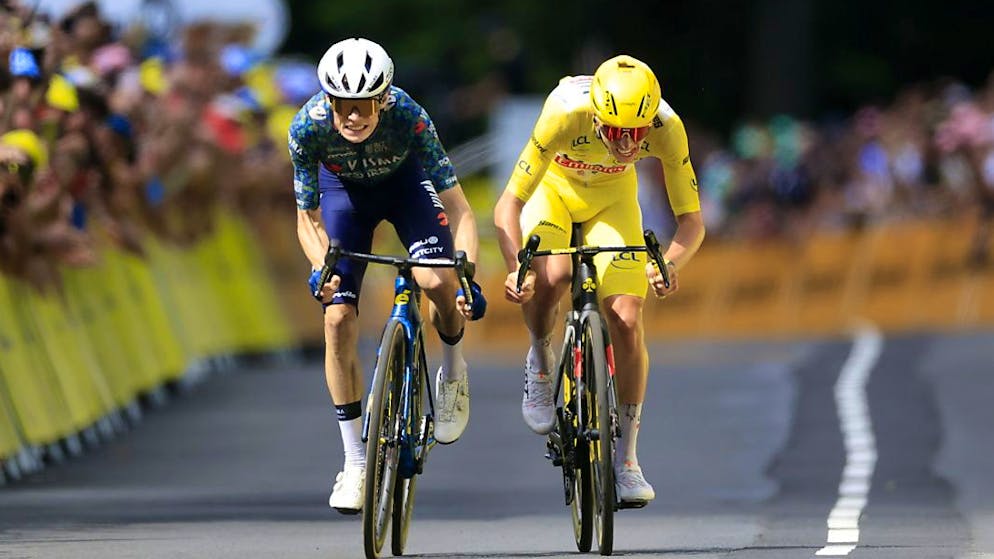Jonas Vingegaard und Tadej Pogacar in Gelb setzen am Ende einer Bergetappe, bei der sie den Rekord brachen, noch zum Sprint an.