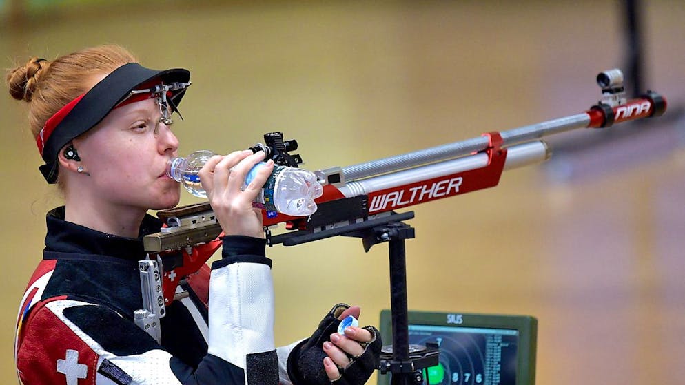 Nina Christen, hier mit dem Luftgewehr, erfrischt sich während der Wettkampfpause.