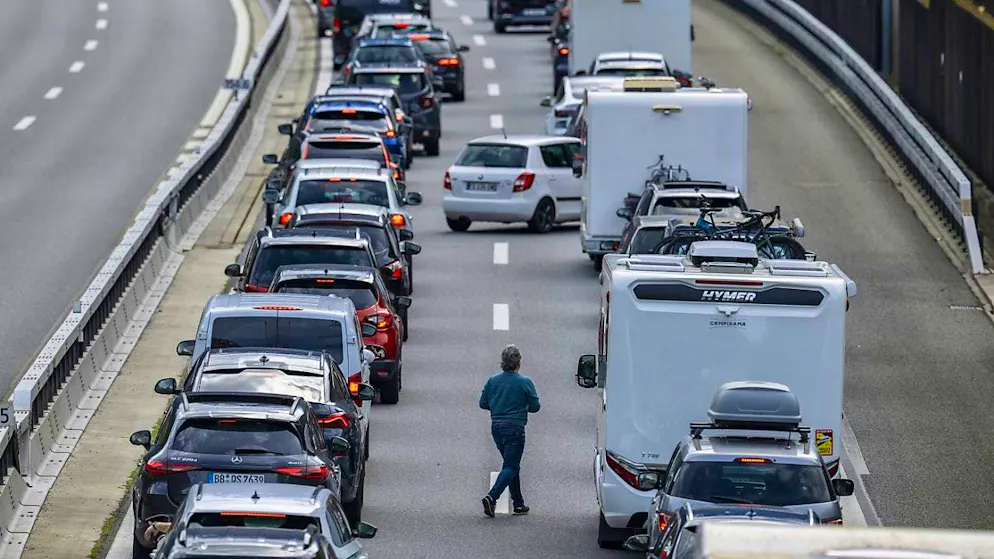 On Monday afternoon, vehicles were stuck on the north side of the Gotthard road tunnel for 15 kilometers. (archive picture)
