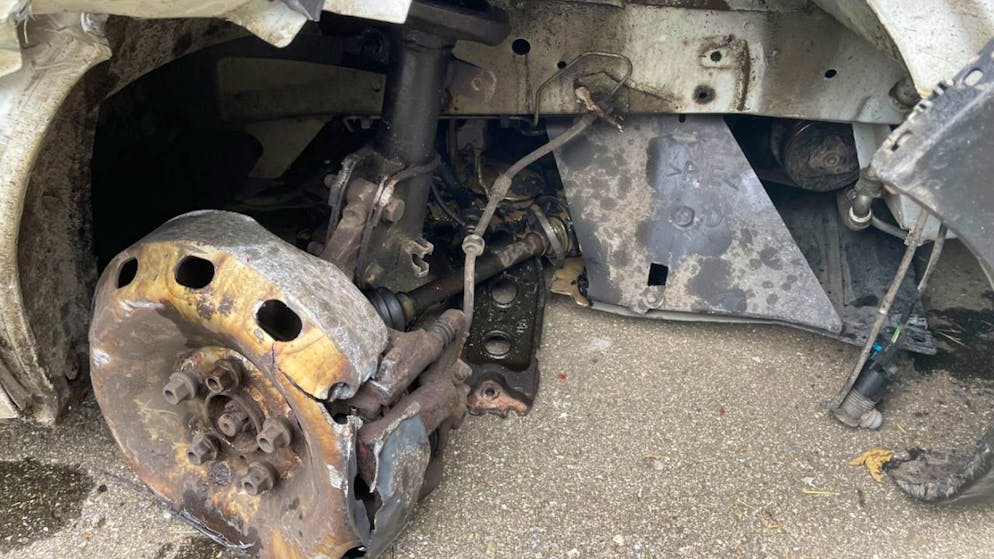 Die Vorderachse des Lieferwagens war völlig demoliert.