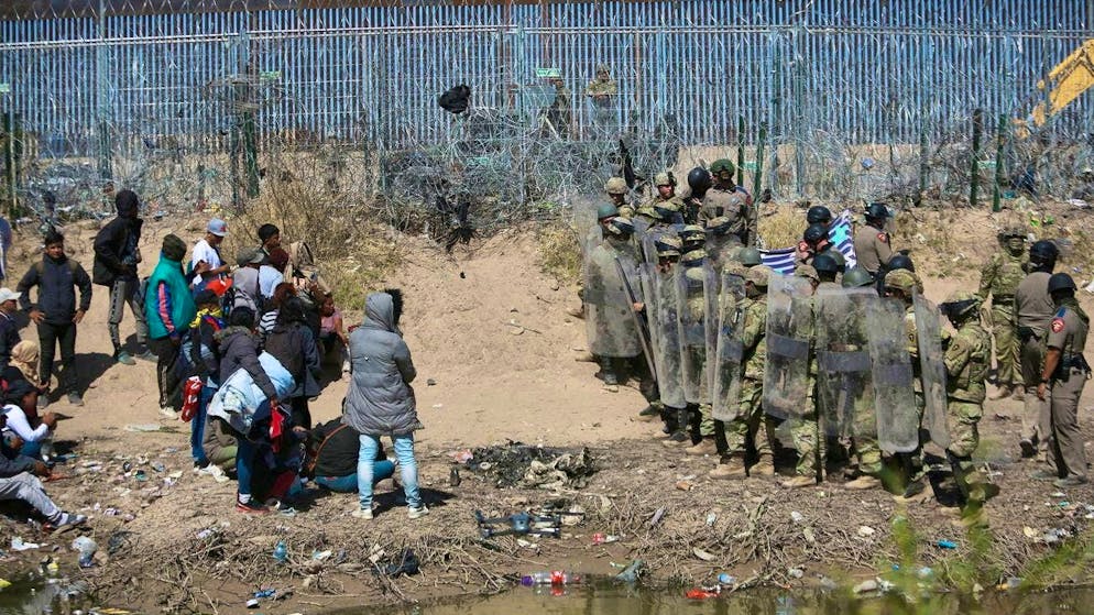 Members of the Texas National Guard monitor the entry of migrants near the border with the United States. The issue of migration could be decisive in the 2024 US elections. (archive image)