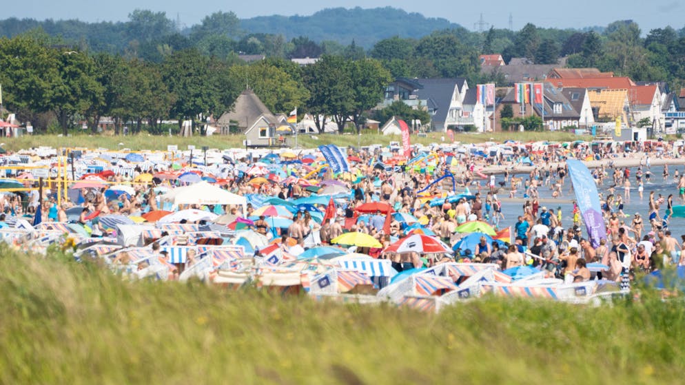Ferienzeit in vollem Gange. Beliebte Touristenstrände sind völlig überlaufen