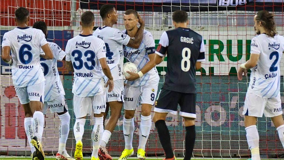 Edin Dzeko converts a penalty shortly before the break to equalize.