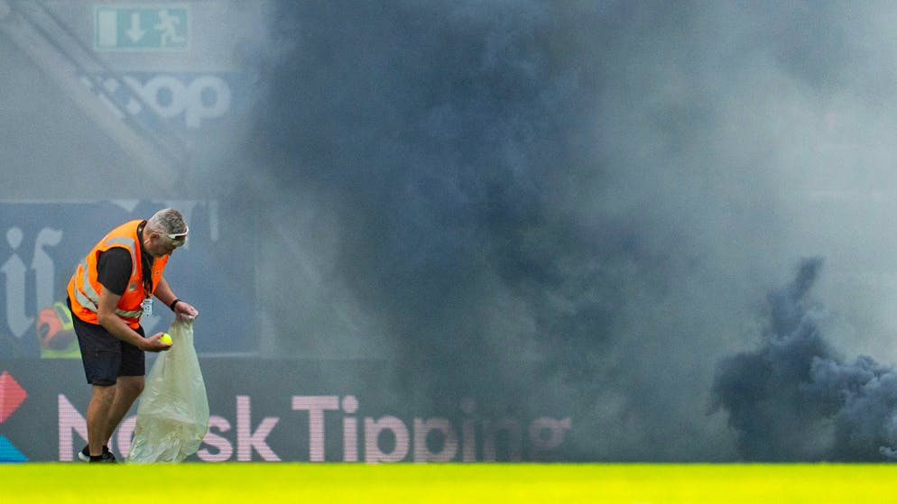 Fischbällchen, Pyros und Tennisbälle: In Norwegen protestieren Zuschauer gegen den VAR.