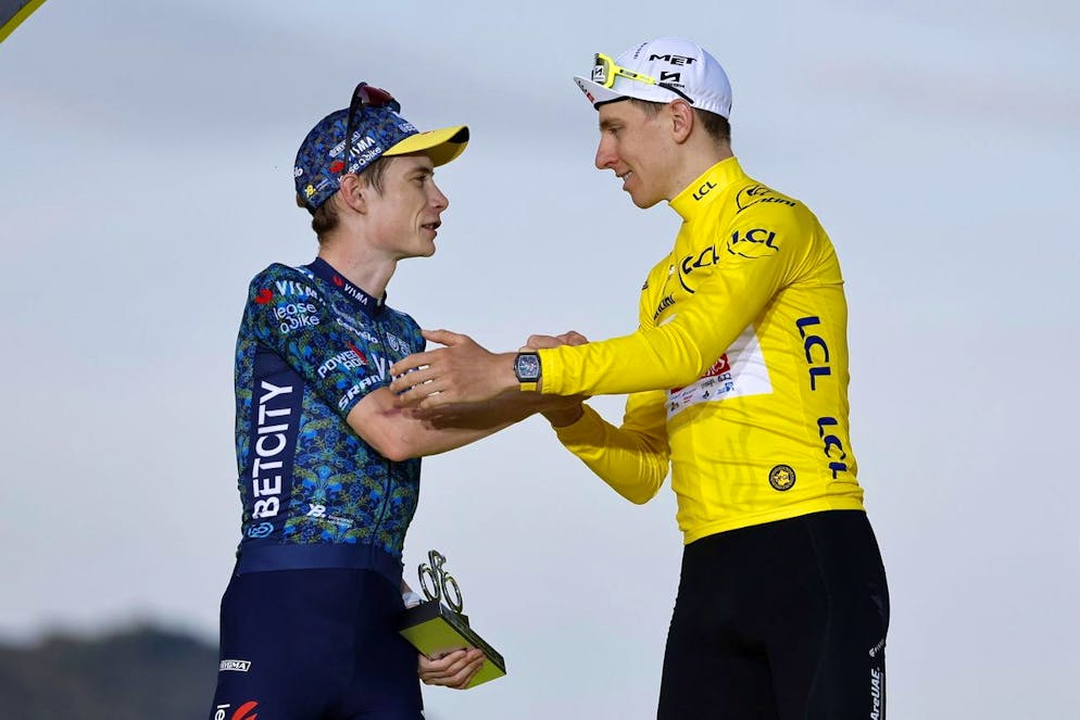 Tadej Pogacar (destra ) e Jonas Vingegaard, il primo e il secondo dell'ultimo Tour de France.