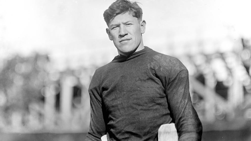 Olimpiadi, storie dimenticate. Jim Thorpe, l'atleta universale più grande di sempre finito a scavare fossati e morto in una roulotte