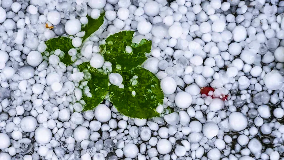 Hail caused damage to buildings in the canton of Bern in the first half of 2024. (symbolic image)