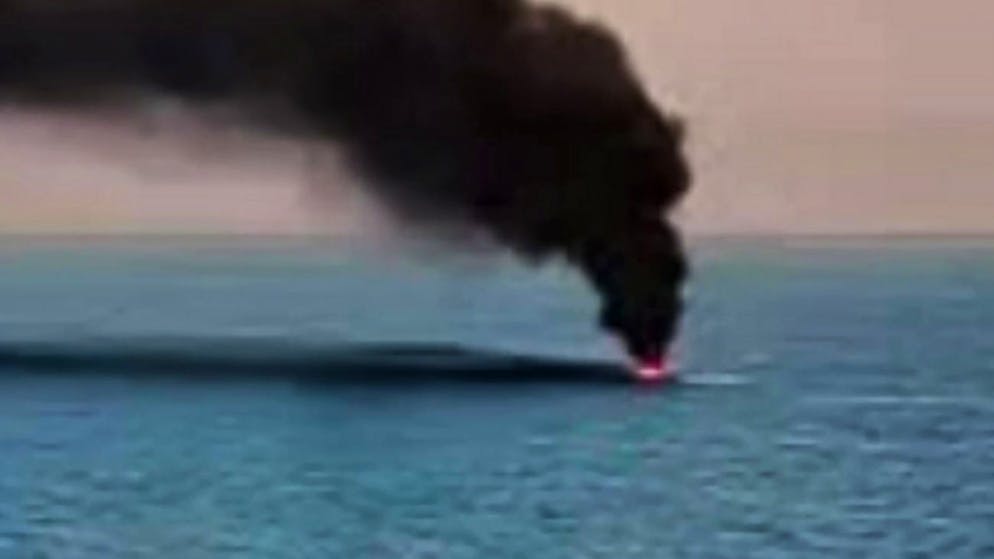 In einem Bild des russischen Verteidigungsministeriums vom 18. Juli 2024 ist angeblich zu sehen, wie  Russland ein ukrainisches Drohnenboot im Schwarzen Meer zerstört.