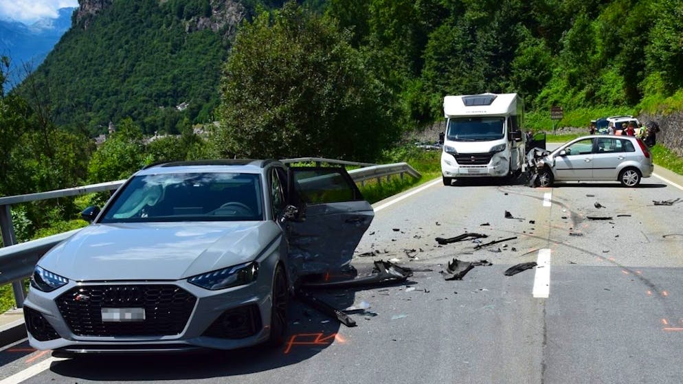 Die junge Italienerin verlor im Bergell GR nach einem Überholmanöver die Kontrolle über ihren Kleinwagen und krachte in zwei entgegenkommende Fahrzeuge nacheinander.