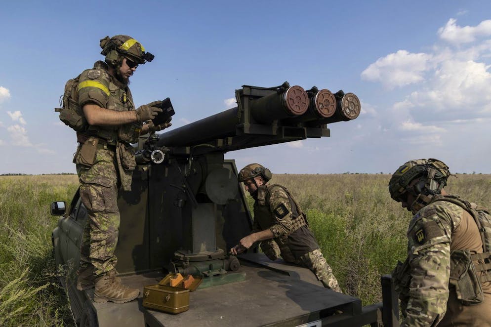 Ukrainische Soldaten mit einem in der Ukraine hergestellten, auf einem Pickup-Truck montierten Raketenwerfer an der Front nahe Tschassiw Jar. (17. Juli 2024) 