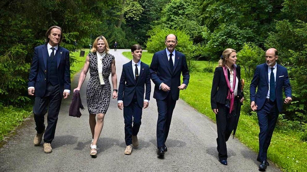 La principessa Kalina di Bulgaria e suo marito Antonio Kitin Muñoz (all'esterno a sinistra) tra gli ospiti più importanti del funerale del re Ferdinando I di Bulgaria a maggio.