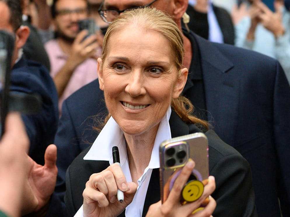 Ein Lächeln für die Fans in Paris: Céline Dion gibt beim Verlassen ihres Hotels Autogramme und scheint guter Dinge zu sein.