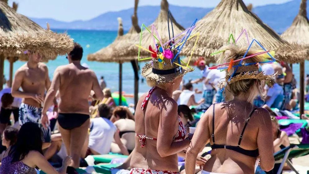 A beach vacation by the sea is part of summer for many. But beware: the risk of contracting Covid-19 is increasing in some popular vacation destinations.
