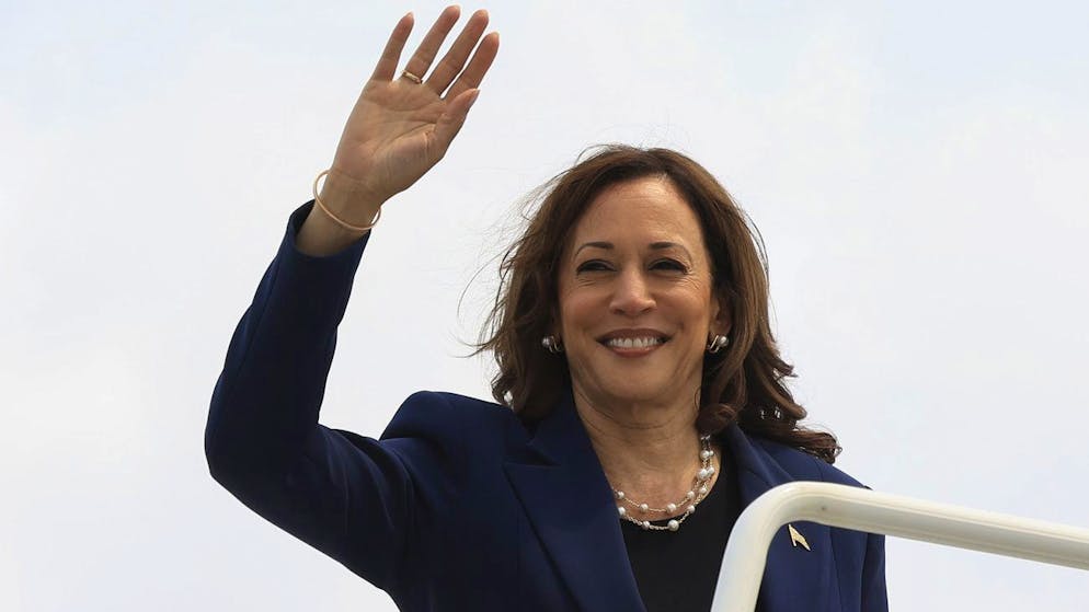 US-Vizepräsidentin Kamala Harris bevor sie nach ihrem Auftritt in Milwaukee in die Air Force Two steigt. (23. Juli 2024) 