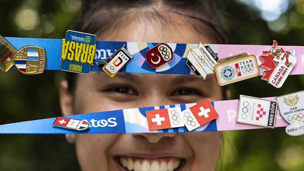 Fleissige Pin-Sammlerin und ein ahnungsloser Busfahrer - Gallery. Fleissige Pin-Sammlerin: Die Schweizer Badmintonspielerin Jenjira Stadelmann präsentiert ihre Errungenschaften