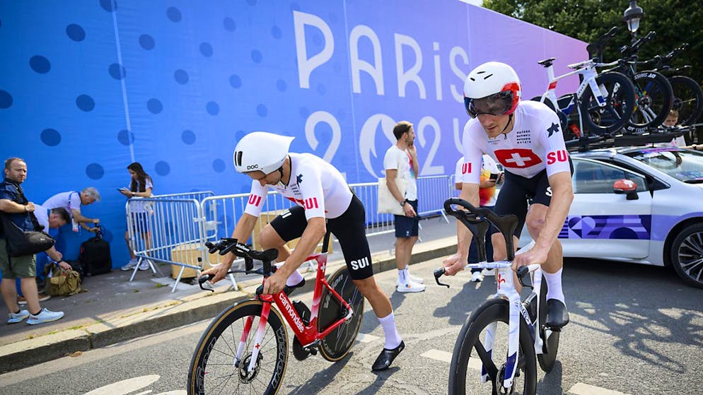 Fleissige Pin-Sammlerin und ein ahnungsloser Busfahrer - Gallery. Schliesslich ging es für Küng und Stefan Bissegger (links) doch noch aufs Zeitfahr-Velo