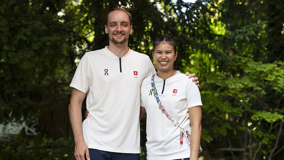 Fleissige Pin-Sammlerin und ein ahnungsloser Busfahrer - Gallery. Zusammen mit Tobias Künzi (links) vertritt Jenjira Stadelmann die Schweiz an den Sommerspielen in Paris im Badminton