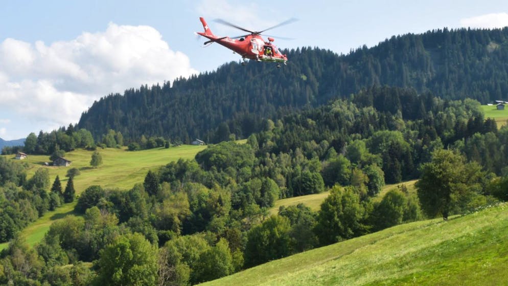 Il pilota del parapendio è stato soccorso con un verricello dell'elicottero della Rega
prima di essere trasportato all'Ospedale di Coira.