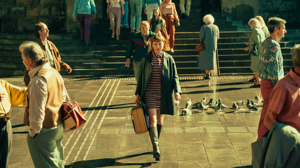 Die ehemalige DDR-Auftragskillerin Kleo, gespielt von Jella Haase, sucht in der gleichnamigen Netflix-Serie einen Koffer.