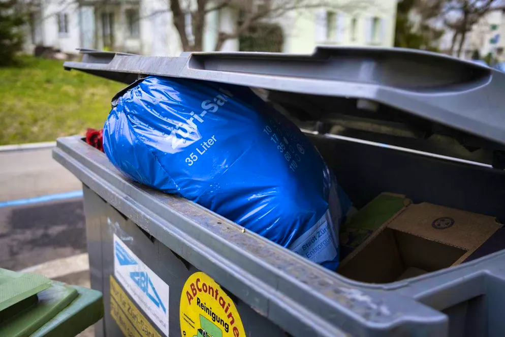 Are you sometimes too lazy to dispose of waste properly? blue News shows you how. (KEYSTONE/Gaetan Bally)
