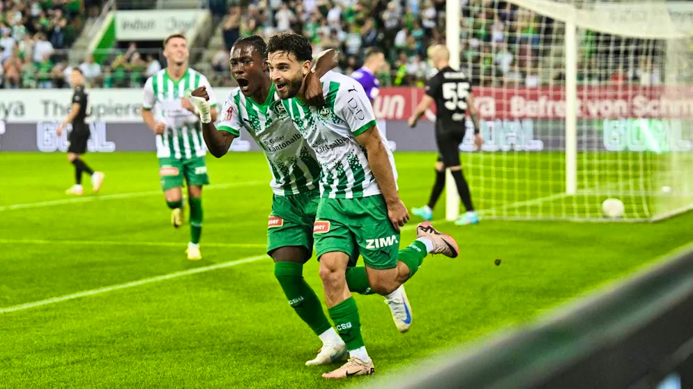 Bastien Toma (r.) and Felix Mambimbi celebrate the third FCSG goal.