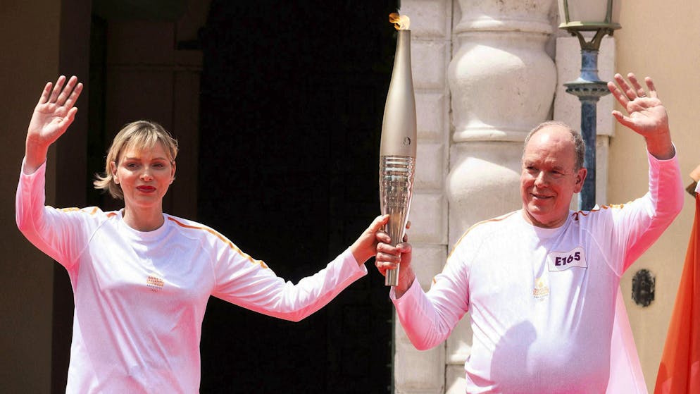 Prince Albert and Princess Charlène of Monaco proudly show off the Olympic flame in Monaco in spring 2024, which was on its way to Paris at the time. A special moment for the couple, as both spouses once took part in the Olympic Games themselves.