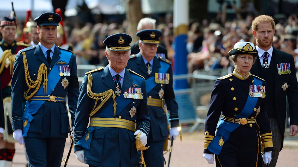 La faida famigliare continua. Questa decisione di Harry potrebbe imbarazzare Carlo e William