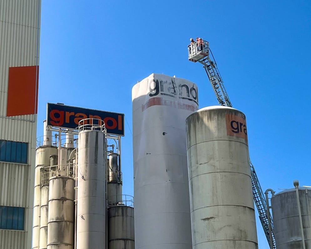 Beim betroffenen Silo (Mitte) fehlt nun der Deckel.