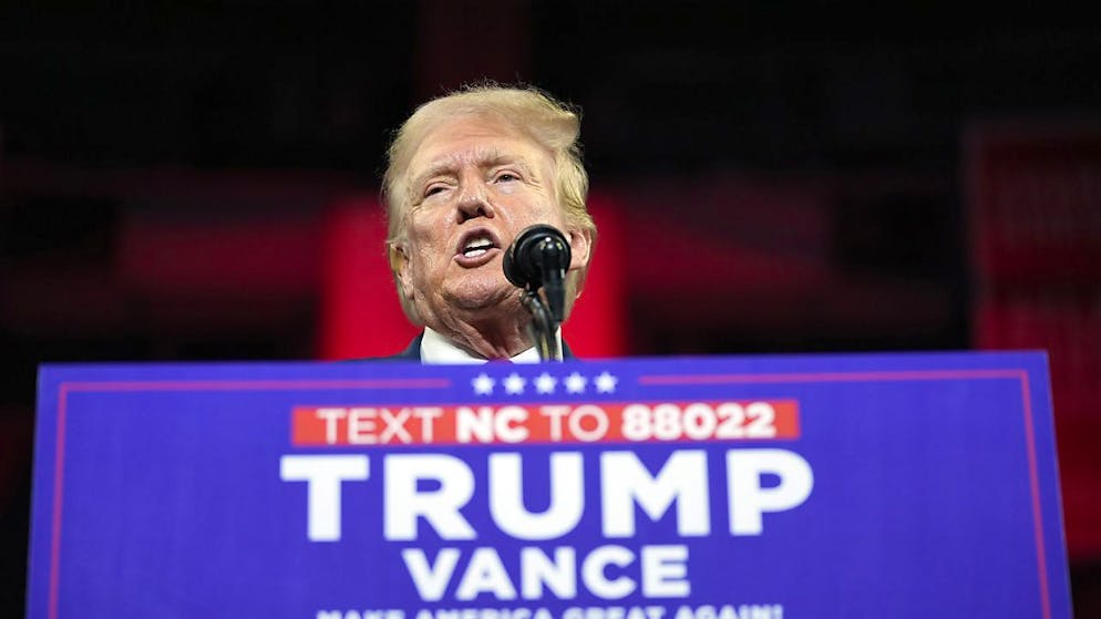 Parole infuocate di Donald Trump durante un comizio.