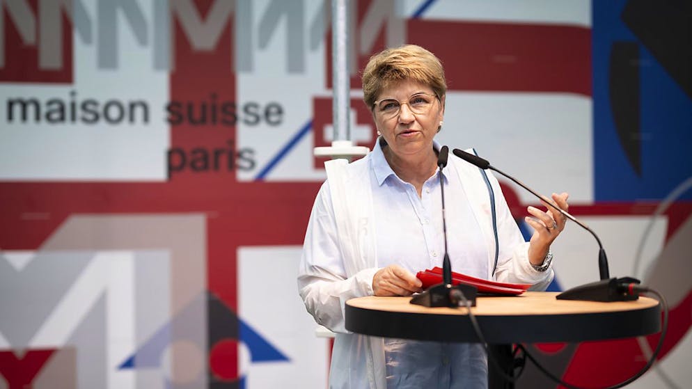 Kann sich olympische Winterspiele in der Schweiz vorstellen: Sportministerin und Bundespräsidentin Viola Amherd in der Maison Suisse in Garten der Schweizer Botschaft in Paris.