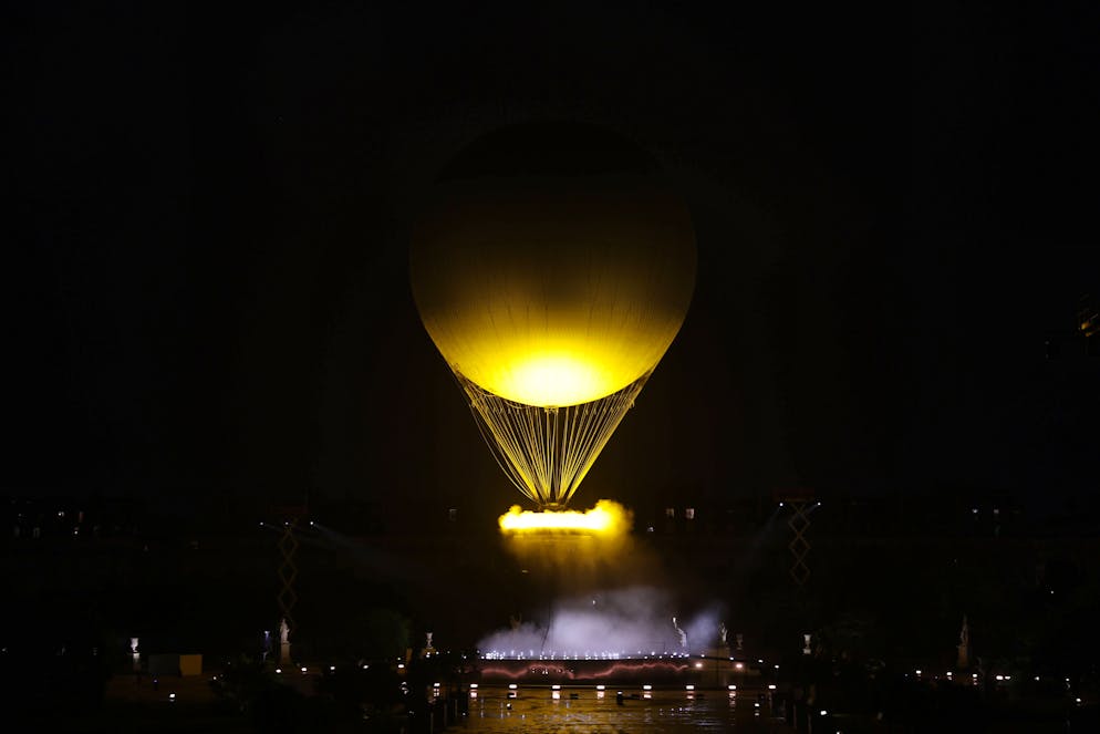 Immagini della cerimonia d'apertura. La fiamma olimpica brucia...