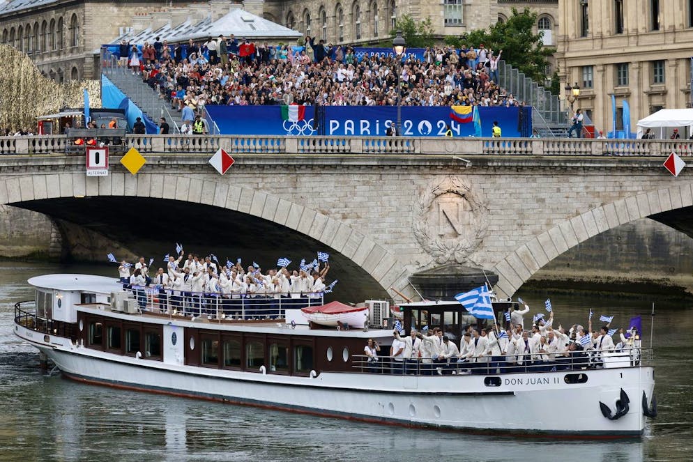 Les Athlètes de Grèce agitent leurs drapeaux lors de la cérémonie d'ouverture des Jeux olympiques