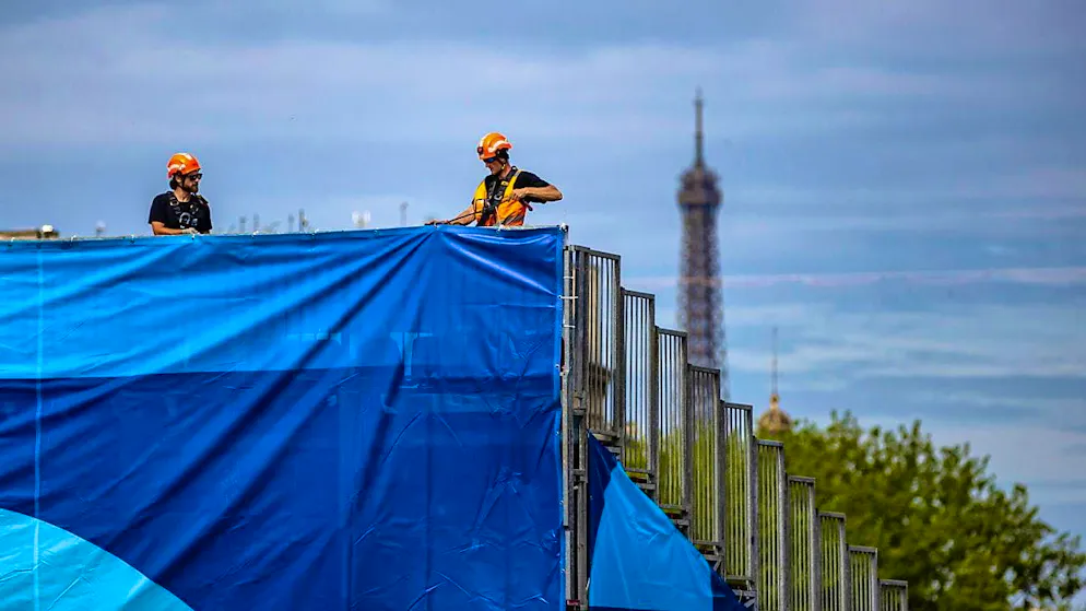Unique spectacle on the Seine with Christen and Schurter - Gallery. Final preparations were made along the banks of the Seine on Thursday