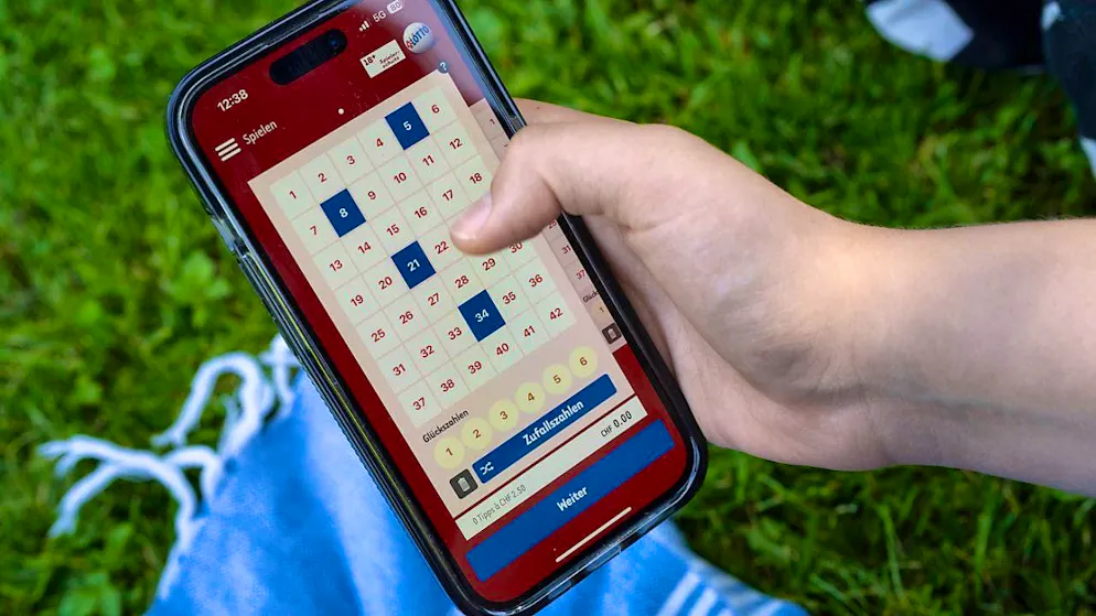 A person fills out a Euromillions game in the Swisslos Euromillions app on their smartphone. (archive image)