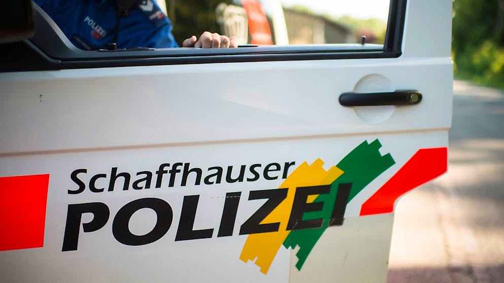 Die Schaffhauser Polizei warnt vor falschen Dachdeckern. Diese bestahlen am Donnerstag eine 93-jährige Hausbesitzerin in Beringen. (Symbolbild)