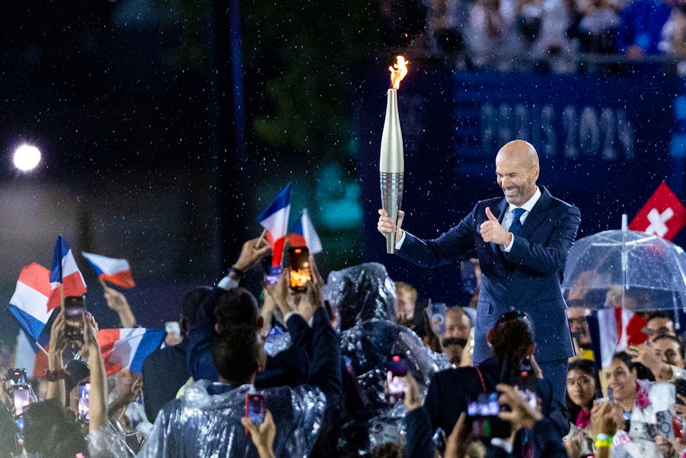 Immagini della cerimonia d'apertura. Zinédine Zidane esalta la folla.