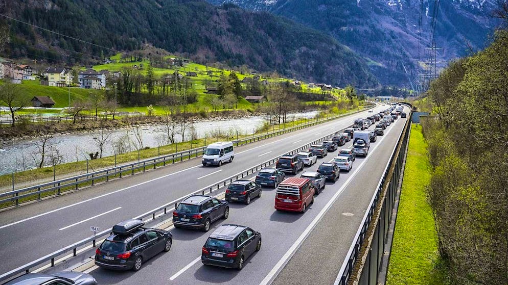 Vehicles are jammed in front of the Gotthard north portal. (archive picture)
