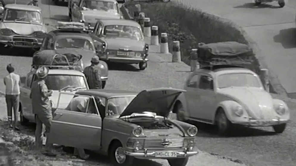 Aufnahmen aus dem Archiv. Schon vor 60 Jahren standen sie vor dem Gotthard im Stau