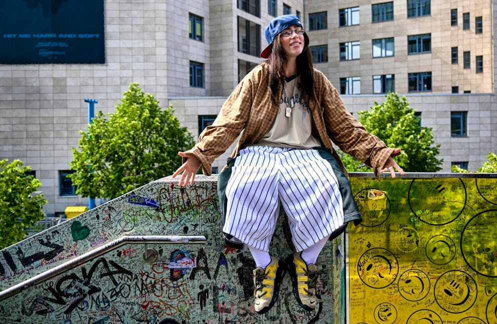 Dear people of Aargau, white socks are back in fashion. No trace of shame: singer Billie Eilish also likes to wear white socks with shorter trousers.